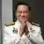 Anutin Charnvirakul, con uniforme militar de gala, saluda sonriente con las dos manos juntas tras la confirmación real de su cargo como primer ministro.