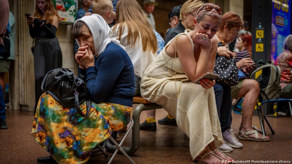 Mujeres y niños residentes de Kiev buscaron refugio en las estaciones de metro durante los ataques rusos. En la imagen: esperan, con la cabeza baja, sentados en bancos de una estación. Mujeres y niños residentes de Kiev buscaron refugio en las estaciones de metro durante los ataques rusos. En la imagen: esperan, con la cabeza baja, sentados en bancos de una estación.