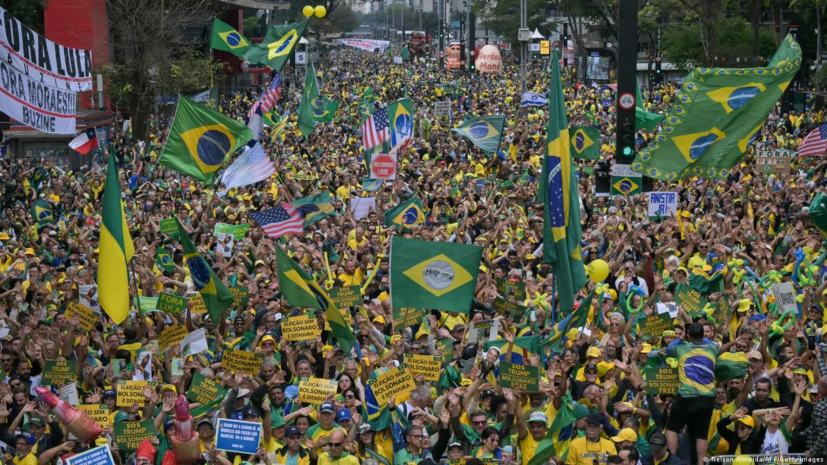Brazil: Bolsonaro backers rally ahead of coup trial verdict – DW