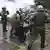 Esos grupos lanzaron piedras, bengalas y bombas molotov, mientras la Policía respondió con gases lacrimógenos y carros lanzaaguas.