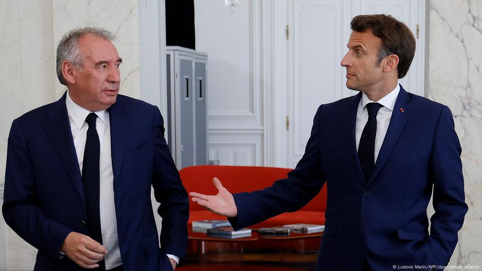 France updates: Government facing defeat in confidence vote DW 09/08/2025