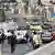 Diversas ambulâncias, equipes de resgate e viaturas policiais próximo ao local do ataque em Jerusalém