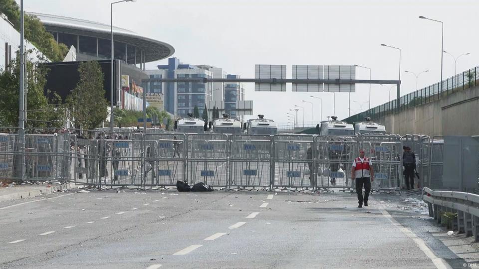 Yolu kapatan polis barikatları ve TOMA'lar görülüyor