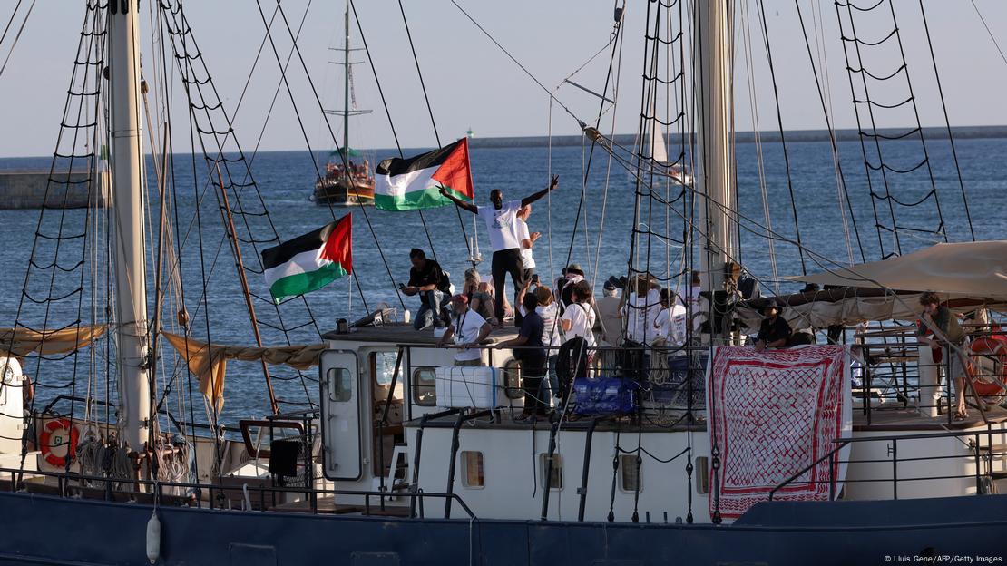 Aktivistë pro-palestinezë me flamuj marrin pjesë në "Flotilla Globale Sumud"