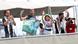 Greta Thunberg y otros activistas saludan desde un barco. Greta Thunberg y otros activistas saludan desde un barco.