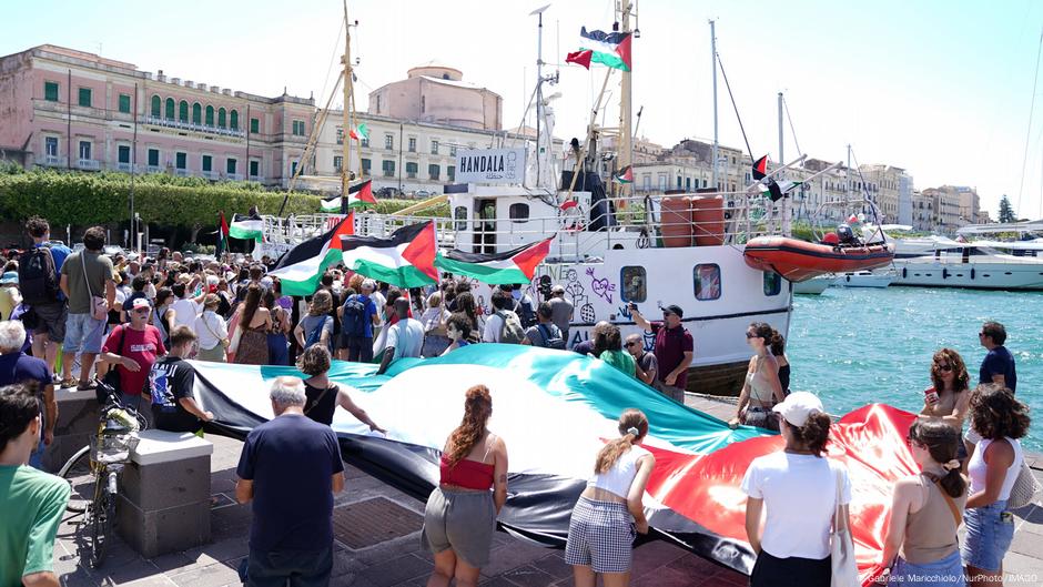 "أسطول الصمود" يرفض إنزال المساعدات بقبرص ويواصل نحو غزة