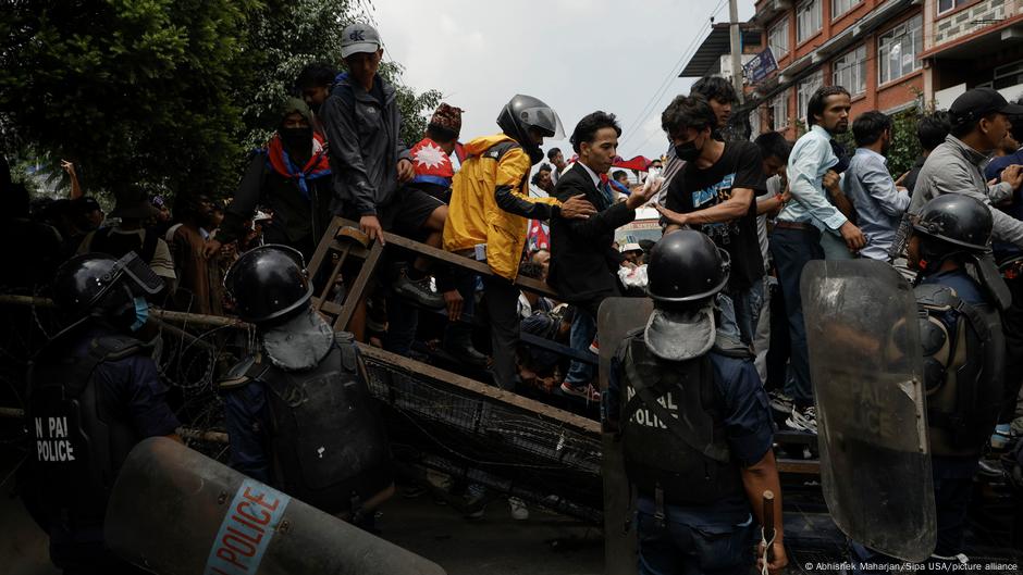 Nepal police kill protesters in social media ban unrest – DW – 09/08/2025