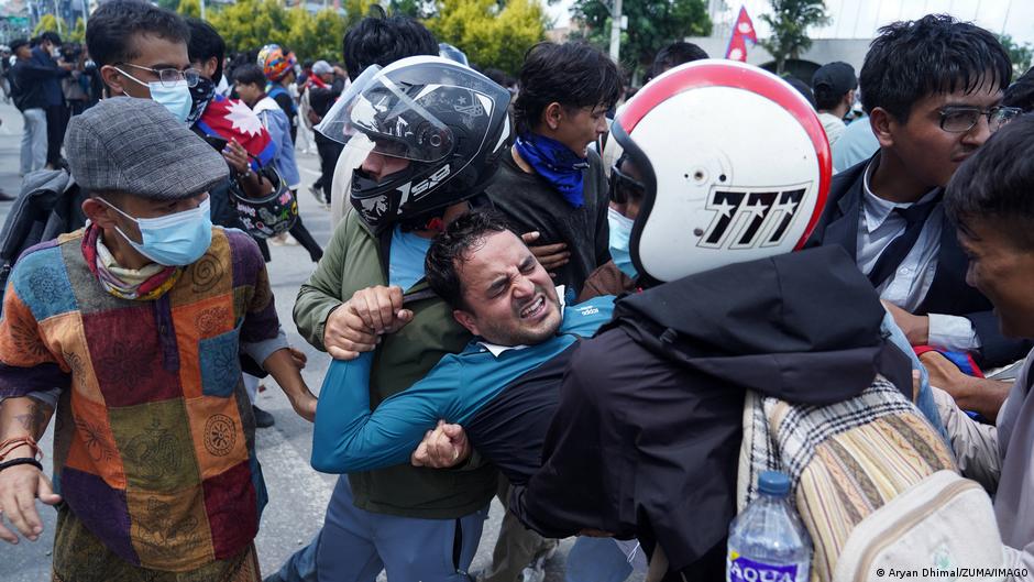 Arrestan a ex primer ministro de Nepal por represión en protestas