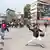 Nepal, Kathmandú, 8 de septiembre de 2025 | un manifestante lanza algo hacia el frente. Al fondo, un grupo de manifestantes.