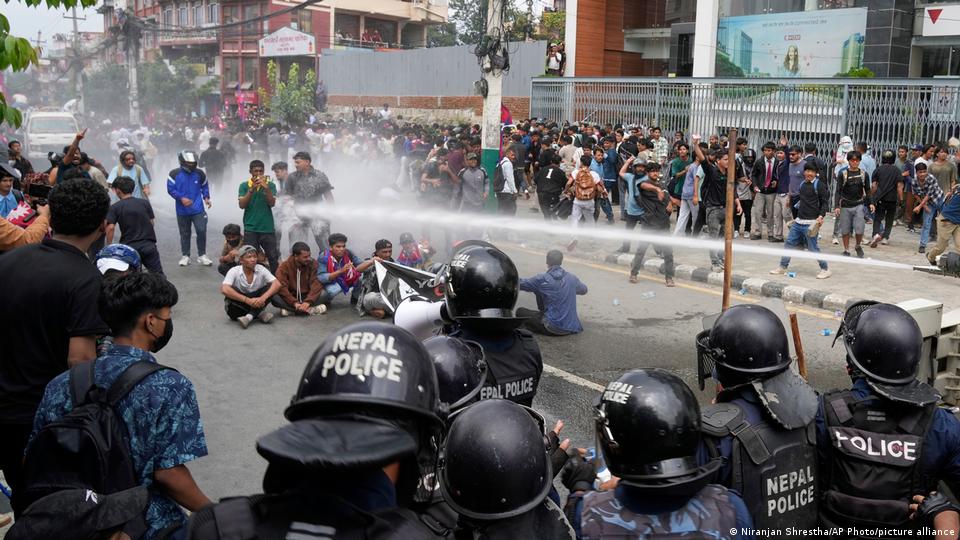 Nepal, Katmandú, 8 de septiembre de 2025 | La policía lanza un chorro de agua contra manifestantes.