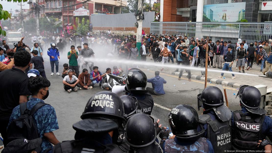 Nepal, Katmandú, 8 de septiembre de 2025 | La policía lanza un chorro de agua contra manifestantes.