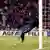 René Higuita tras impactar el balón de "escorpión" en Wembley durante el amistoso Inglaterra vs. Colombia, 1995.