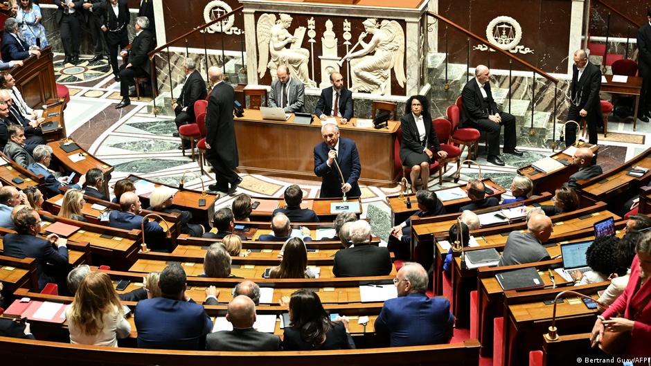 Парламент Франції висловив недовіру уряду Байру