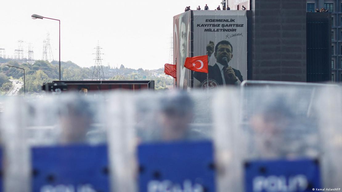 CHP İl Başkanlığı binası önünde kalkanları ile barikat kuran polisler CHP İl Başkanlığı binası önünde kalkanları ile barikat kuran polisler