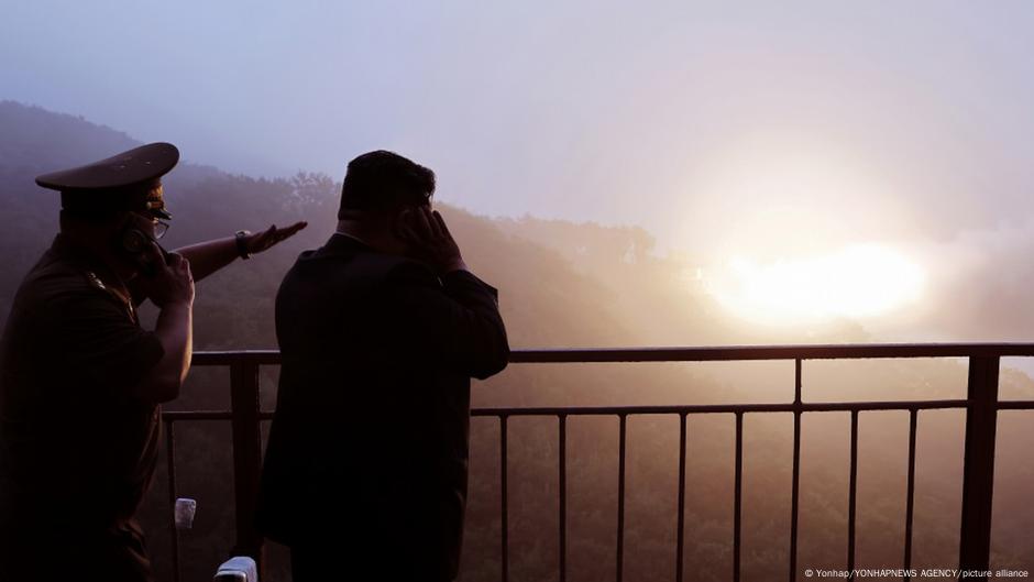 Kim Jong-un supervisa nuevos drones suicida y apuesta por IA – DW – 19/09/2025
