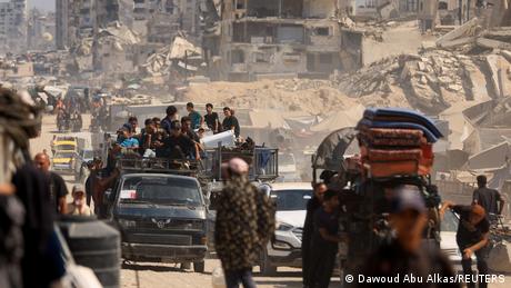 Palestinos desplazados huyen de ciudad de Gaza tras orden de evacuación israelí. Palestinos desplazados huyen de ciudad de Gaza tras orden de evacuación israelí.