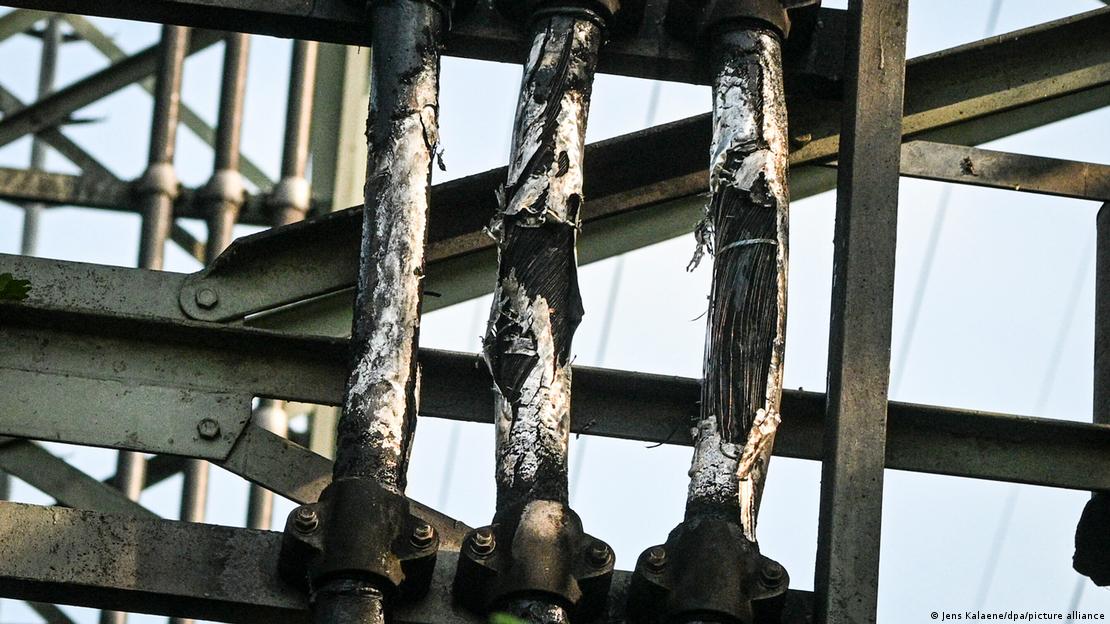 Kundaklama saldırısı düzenlenen yüksek gerilim hattı direklerinde oluşan hasarın giderilmesinin ayları alacağı açıklandı. Yakılan direklerden birinin ayak kısmından bir bölüm görülüyor 