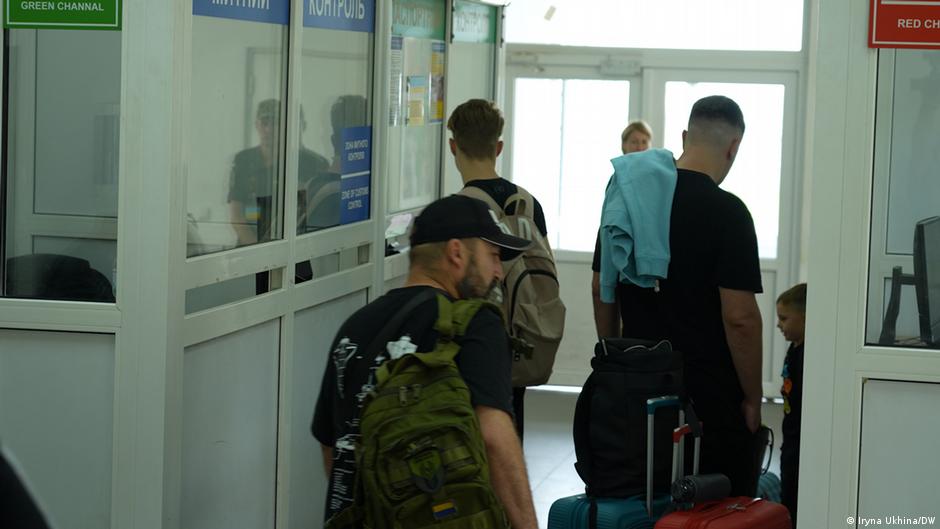 Як дозвіл на виїзд 18-22-річних чоловіків за кордон впливає на ринок праці в Україні?