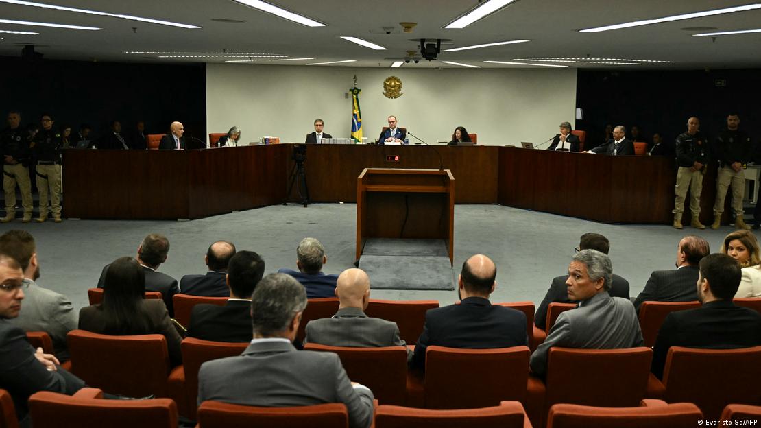 El juez Alexandre de Moraes y miembros del Supremo Tribunal Federal de Brasil, en el juicio contra Bolsonaro.