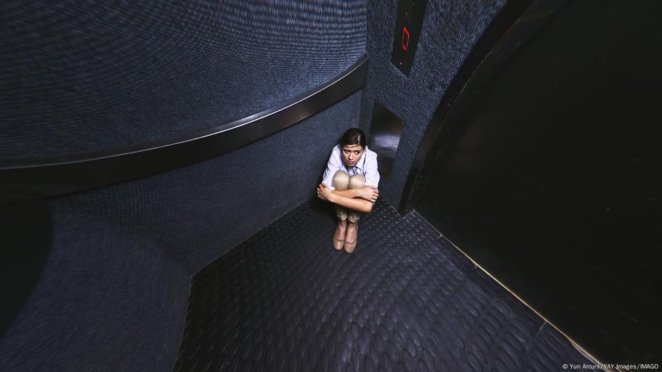 ماذا تفعل عندما تعلق في مصعد متعطل؟ رجل مسن صمد أربعة أيام!