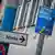 Wahlplakat der AfD mit dem Text "Zeit für sichere Grenzen" - rechts davon Hinweisschild mit dem Text "Schalke"