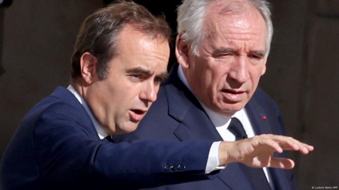 Ish-kryeministri i Francës, Francois Bayrou duke biseduar me ish-Ministrin e Forcave të Armatosura të Francës, Sebastien Lecornu. Ish-kryeministri i Francës, Francois Bayrou duke biseduar me ish-Ministrin e Forcave të Armatosura të Francës, Sebastien Lecornu.