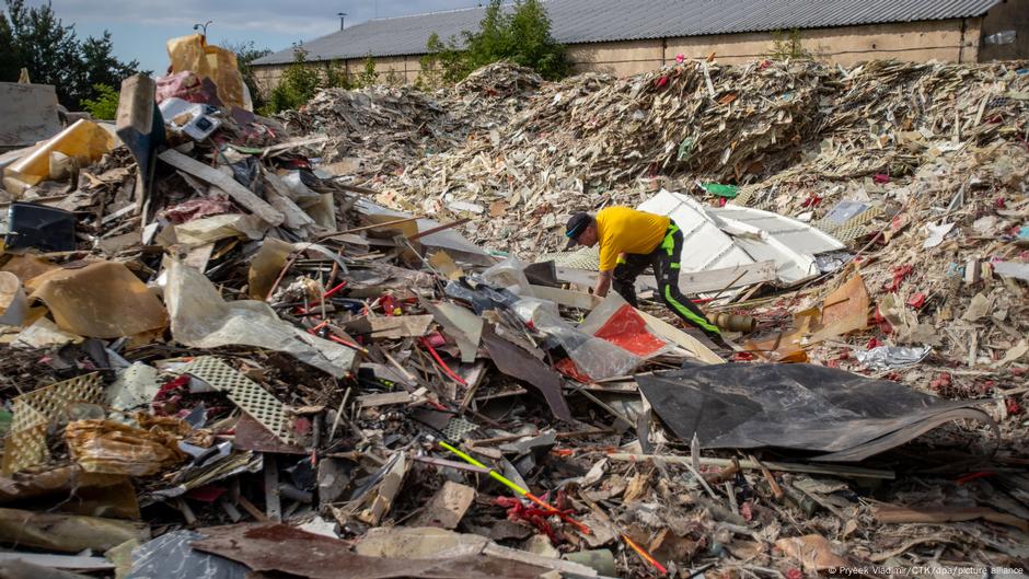 Germany cleans up illegal trash dumped in Czechia  DW  09/12/2025