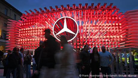 Τα κέρδη της Mercedes μειώθηκαν 50%