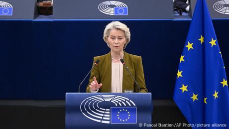 Ursula von der Leyen kündigt an, den europäischen Ausstieg aus russischen Öl- und Gasimporten schneller voranzutreiben. (Archivbild)