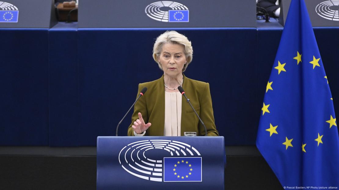 Ursula von der Leyen duke folur në Parlamentin Europian