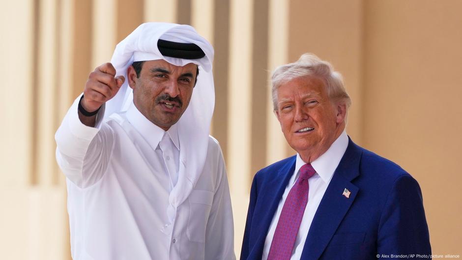 Američki predsednik Donald Tramp (desno) rekao je da je Izrael izvršio napad na političko rukovodstvo Hamasa u Dohi bez njegovog znanja i uverio je katarskog emira, šeika Tamima bin Hamada Al Tanija (levo), u svoje prijateljstvo: na ovoj fotografiji su njih dvojica snimljeni tokom Trampove posete Kataru u maju 2025.