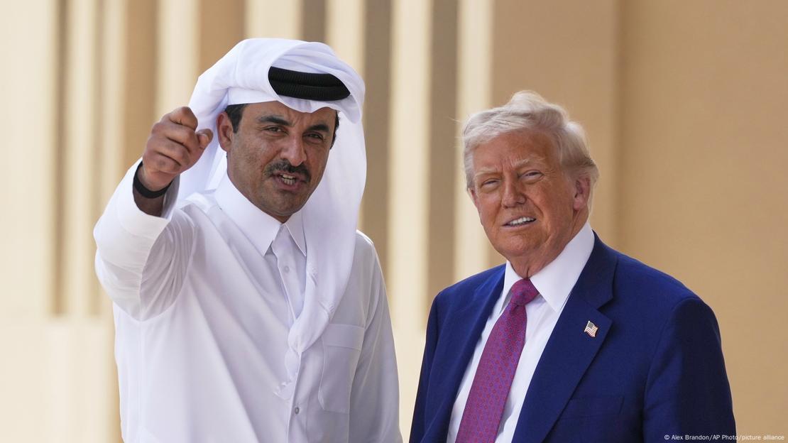 امریکی صدر ٹرمپ اور قطر کے امیر شیخ تمیم بن حمد الثانی، دوحہ میں اس سال مئی میں لی گئی ایک تصویر امریکی صدر ٹرمپ اور قطر کے امیر شیخ تمیم بن حمد الثانی، دوحہ میں اس سال مئی میں لی گئی ایک تصویر