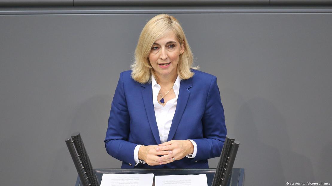 Eine Frau mit blonden Haaren im blauen Sakko steht am Rednerpult: Bundesgesundheitsministerin Nina Warken bei einer Bundestagssitzung