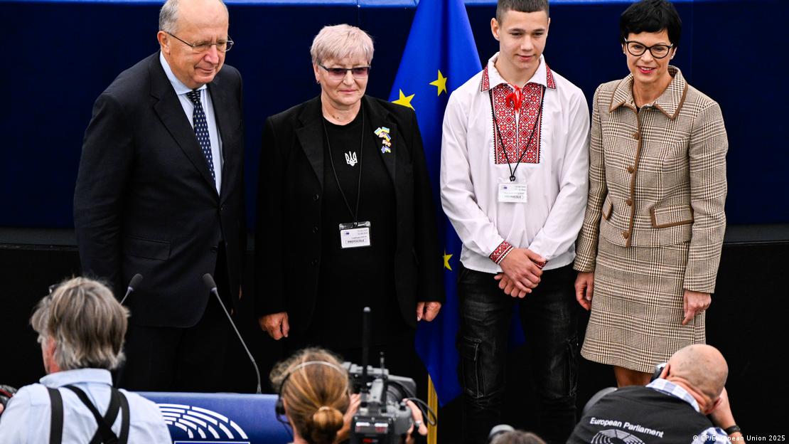 Der 14-jährige Ukrainer Sascha und seine Großmutter (links) im EU-Parlament in Straßburg