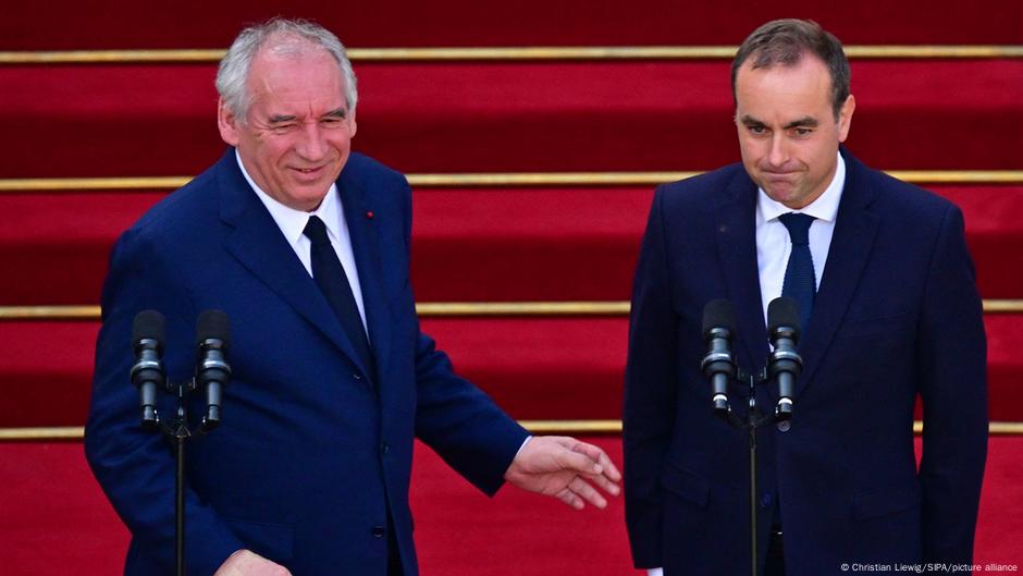Bivši premijer Fransoa Bajru (levo) i novi predsednik vlade Sebastijen Lekornu na ceremoniji primopredaje dužnosti u Parizu 10. septembra 2025.