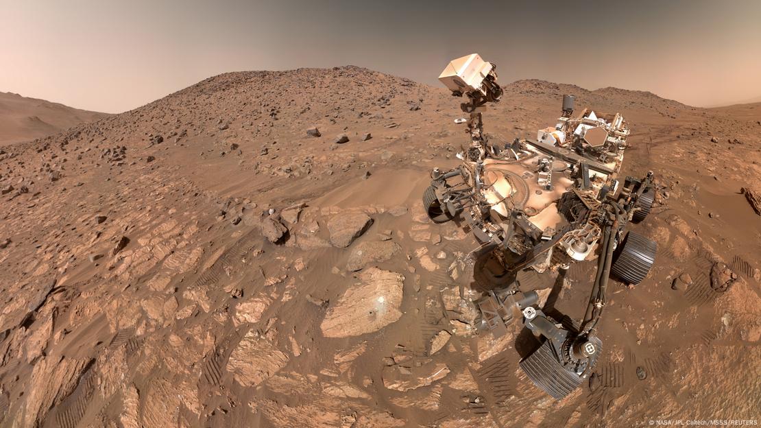 El rover Perseverance captura imágenes de la superficie marciana desde donde logró registrar lo que podría ser el cometa interestelar 3I/ATLAS cruzando el cielo de Marte.