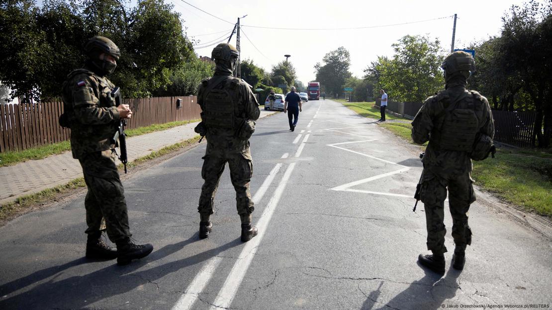 Войници патрулират в Полша