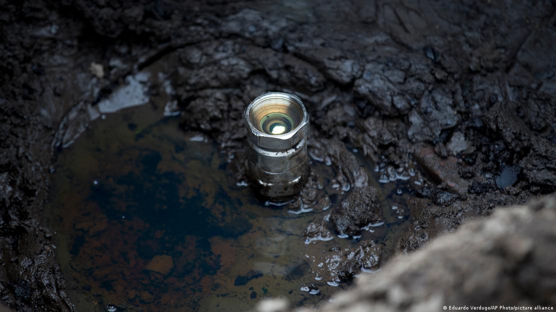 Perforación ilegal de un oleoducto en México.