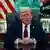 Trump fala sentado em sua escrivaninha na Casa Branca