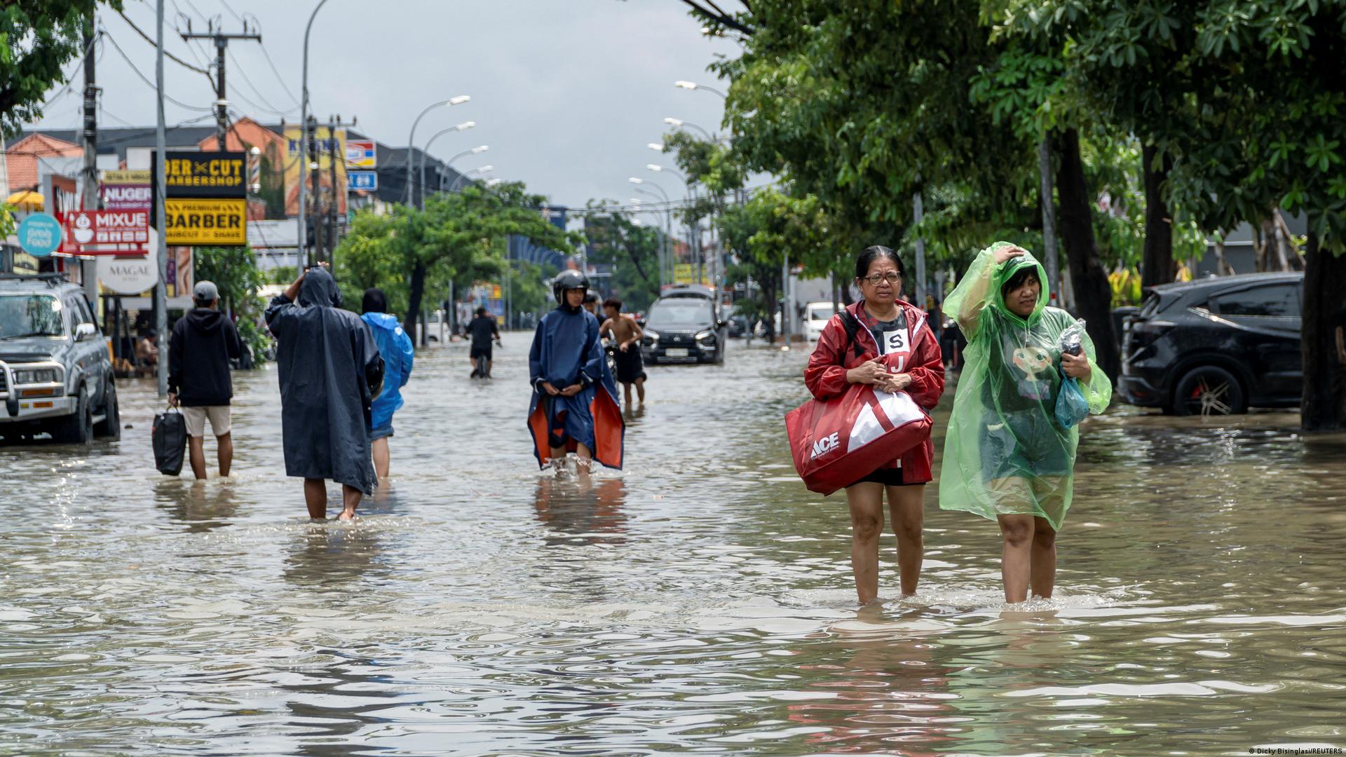 Indonesia: Scores dead after flash floods