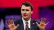 Charlie Kirk gestikuliert bei einer öffentlichen Veranstaltung vor rot-violettem Hintergrund Charlie Kirk gestikuliert bei einer öffentlichen Veranstaltung vor rot-violettem Hintergrund