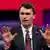 El activista de derecha Charlie Kirk muestra las manos durante una conferencia.