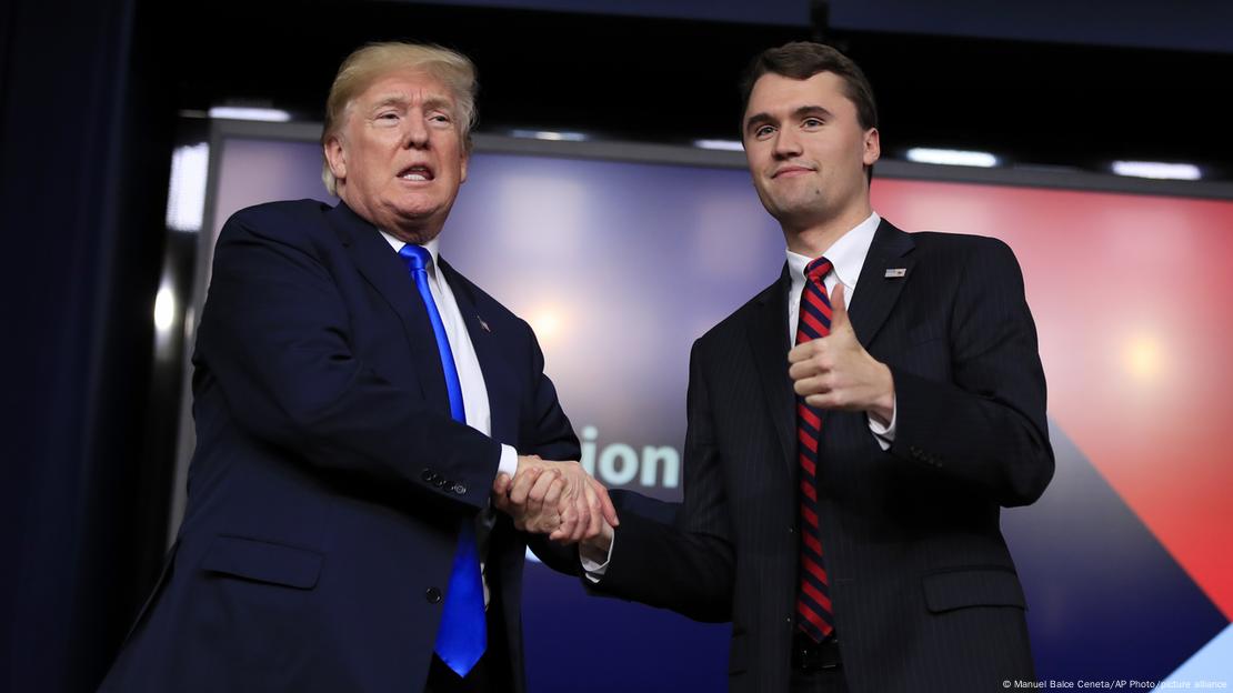 Donald Trump dhe Charlie Kirk duke shtrënguar duart 