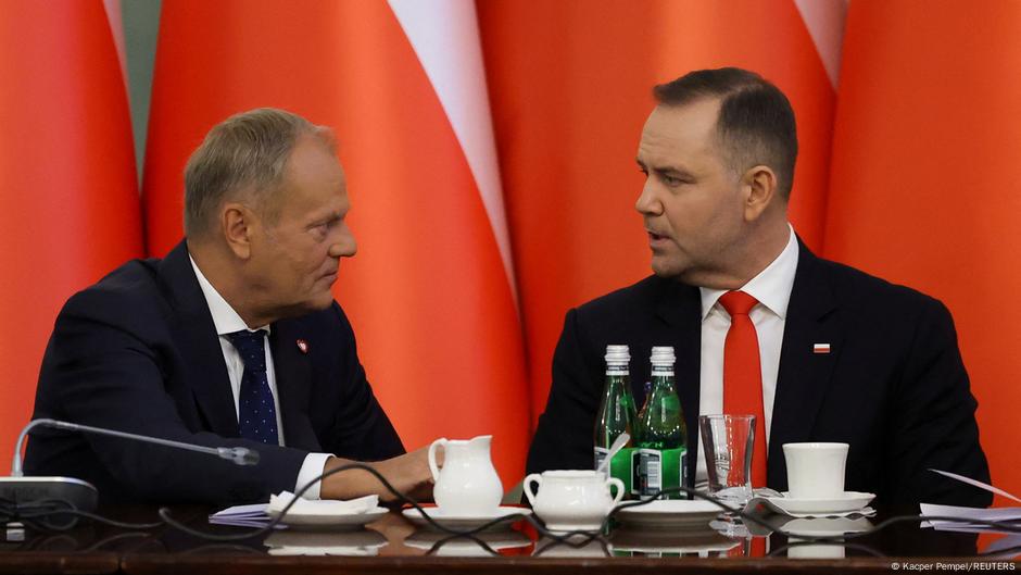 Poljski premijer Donald Tusk (levo) i predsednik Karol Navrocki (desno) na fotografiji od 27. avgusta 2025.