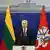 Flanqueado por dos banderas, la actual y la histórica de Lituania, el presidente lituano, Gitanas Nauseda.