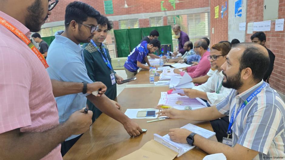 Bangladesh: Youth vote boosts Islamists before national poll  DW  09/16/2025