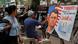 Un profesor de la escuela de arte Gurukul en Bombay, India, termina una pintura en homenaje a Charlie Kirk, asesinado a tiros en Utah el pasado 10 de septiembre. Un profesor de la escuela de arte Gurukul en Bombay, India, termina una pintura en homenaje a Charlie Kirk, asesinado a tiros en Utah el pasado 10 de septiembre.