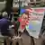 Un profesor de la escuela de arte Gurukul en Bombay, India, termina una pintura en homenaje a Charlie Kirk, asesinado a tiros en Utah el pasado 10 de septiembre.