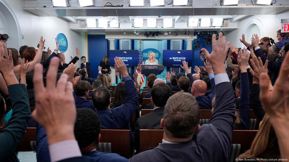 Global media urge US not to restrict journalists' visas  DW  09/11/2025