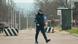 Un militar patrulează în faţa unei bariere de la poarta de acces spre Transnistria Un militar patrulează în faţa unei bariere de la poarta de acces spre Transnistria